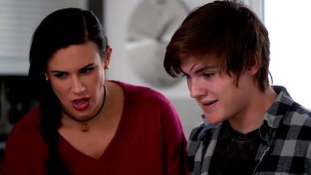 Миленькая девушка согласна трахается с парнем и его мачехой