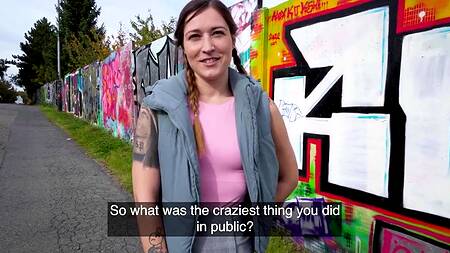 Девка с косичками показывает пизду за деньги и трахается