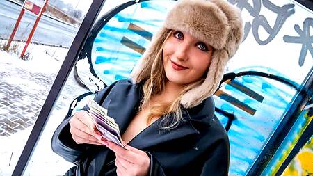 Подцепил блонду на остановке и выебал её за деньги