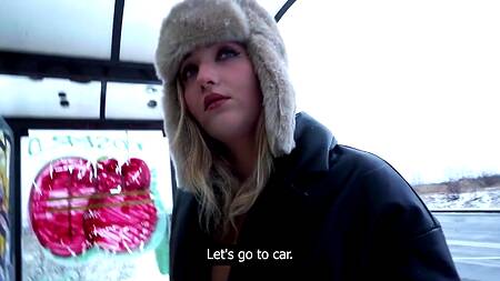 Подцепил блонду на остановке и выебал её за деньги