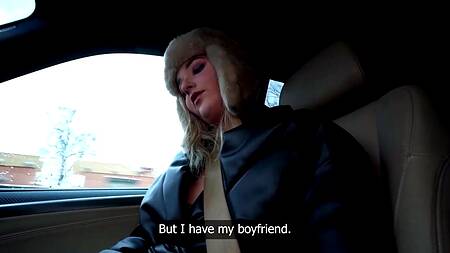 Подцепил блонду на остановке и выебал её за деньги