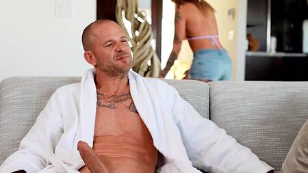 Муж в халате страстно ебет жену и её подругу