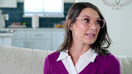 Katrina Colt в очках показывает киску и предлагает секс