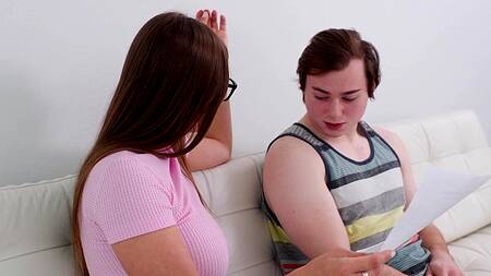 Грудастая Kenzie Love в очках предлагает заняться сексом