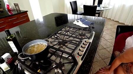 Красивая мачеха Pristine Edge наслаждается членами пасынков