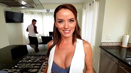 Красивая мачеха Pristine Edge наслаждается членами пасынков