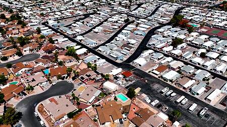 Зрелая жена Sarah Taylor сосет хуй мужа пока тот работает