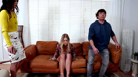 Брюнетка не возражает, чтобы парень трахал её подругу блондинку