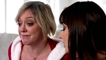 Пасынки на рождество трахают двух развратных мачех