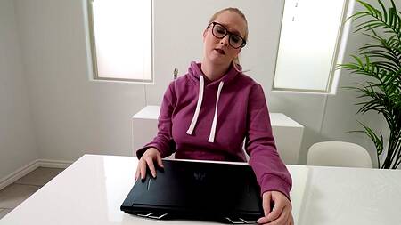 Белокурая мачеха в очках прекрасно сосет и ебется