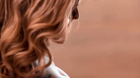 Муж быстро кончил, поэтому жена отдалась двум парням