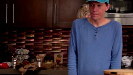 Мачеха в короткой юбке отдается в сочную жопу