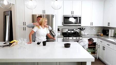 Муж азиат позволяет красивой жене трахаться с другим