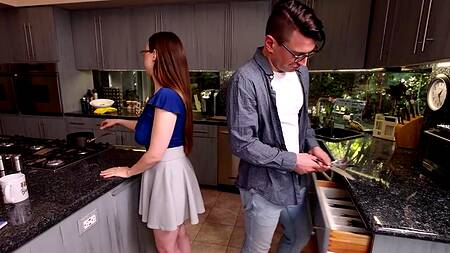 Домашние дела не мешают сексу с милфой и девушкой в очках