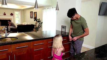 Худышку в розовом платье трахает сводный брат с другом