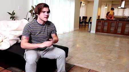 Худышку в розовом платье трахает сводный брат с другом