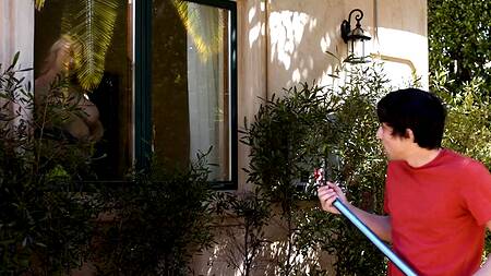 Пасынок за старательную уборку получает секс с мачехой