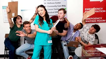 Азиатка медсестра ебется с неграми под предлогом сбора анализов