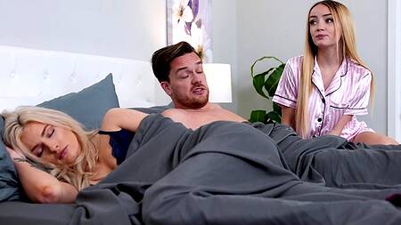 Трахает развратную падчерицу за спиной спящей жены