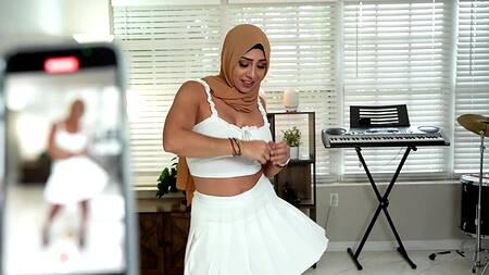 Зрелая мусульманка Lilly Hall прыгает на члене мужика