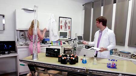 Уважаемый ученый трахает помощницу в лаборатории