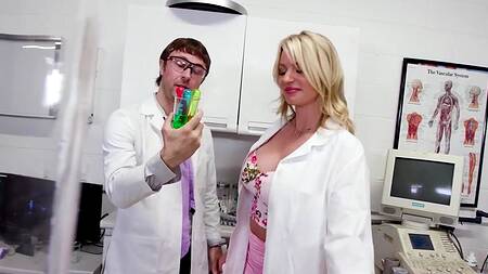Уважаемый ученый трахает помощницу в лаборатории