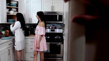 Сводные сестры в коротких юбках предлагают ЖМЖ