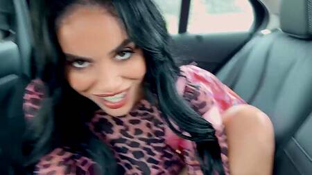 Привозит к себе стриптизершу Victoria June и трахает её