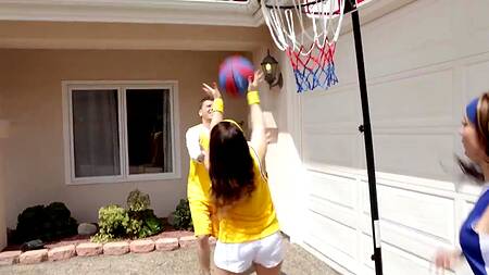 Помыла член сына подруги у душе и спровоцировала секс вчетвером