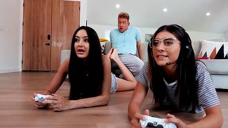 Пока девушка играет на приставке, пацан ебет её подругу Eliza Ibarra