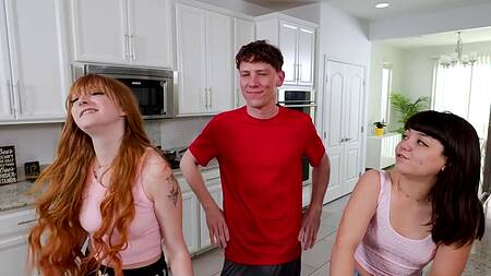 Пацан трахает двух милых сводных сестер и наслаждается минетом