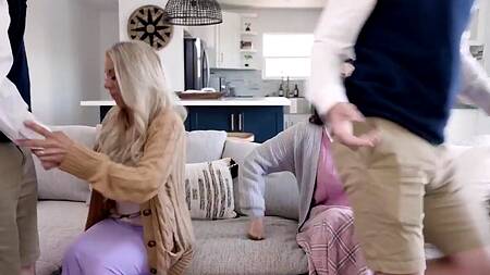 Пацаны учатся ебаться, трахая жарких мачех