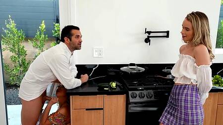 Две белокурые подружки ебутся с мужиком по очереди и вместе