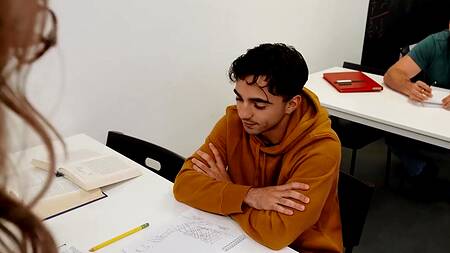 Студентка сосед член под партой и трахается в жопу