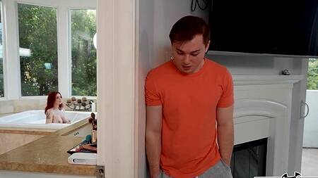 Посмотрел как рыжая мачеха принимает ванну и трахнул её
