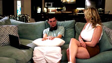 Уборка подождет, а вот крепкий член пасынка нет