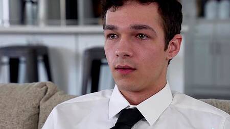 Религиозная милфа ебется с парнями после молится