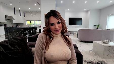 Счастливчик трахает двух зрелых подруг и кончает в блондинку