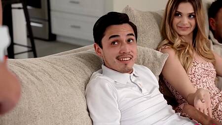 Стройная милашка спровоцировала семейную групповуху