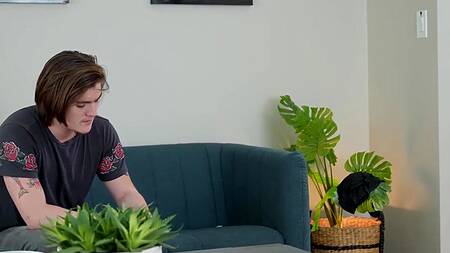 Хозяйский сын страстно ебет горничную азиатку