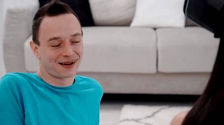 Азиатка Emiri Momota в VR очках соглашается на секс