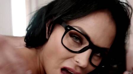 Зрелая Eliza Rae в очках получает сперму на лицо после ебли