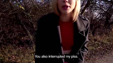 Показывает сиськи за деньги и идет к мужику ебаться