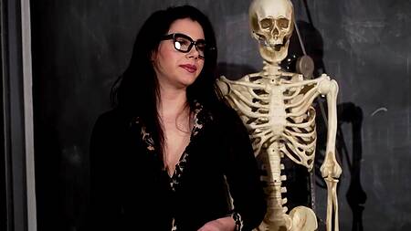 Преподша Valentina Nappi ебется с тремя студентами