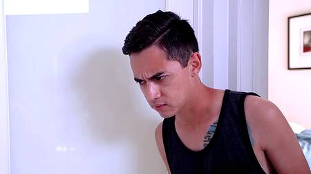 Elana Bunnz дрочит перед молодым парнем и дает ему в пизду