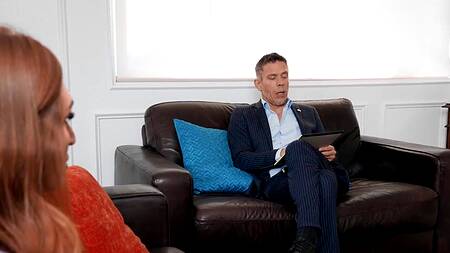 Рыжая Skylar Snow ебется с психологом несмотря на дрочку