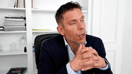 Рыжая Skylar Snow ебется с психологом несмотря на дрочку