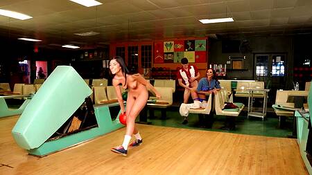 Работник боулинга трахает двух посетительниц
