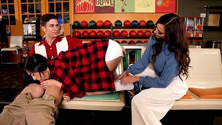 Работник боулинга трахает двух посетительниц