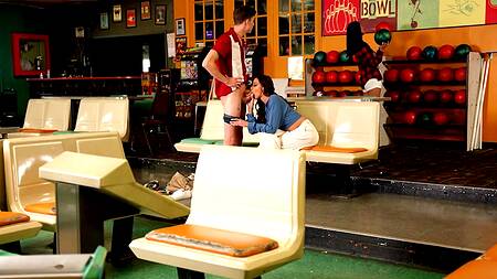 Работник боулинга трахает двух посетительниц